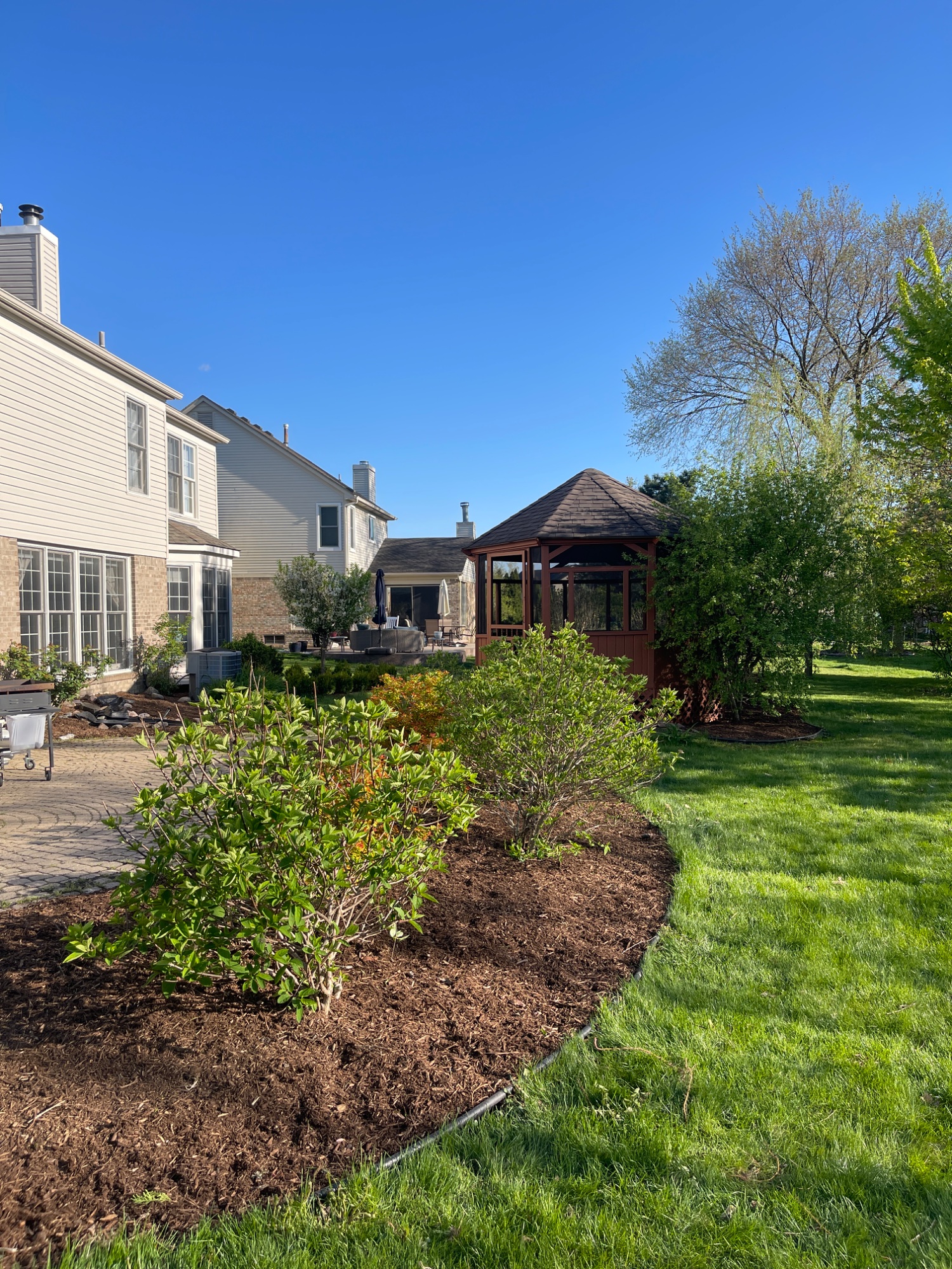 Front yard boulder border and mulch bed landscape design